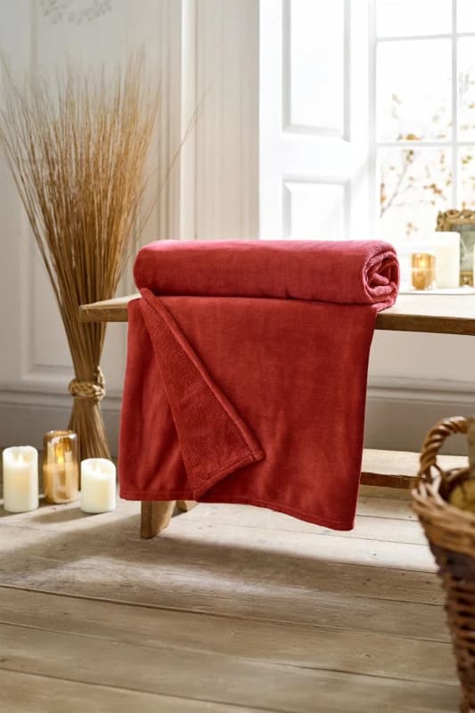 Deyongs Deyongs Snuggle Touch Super Soft Solid Colour Fleece Throw in Crimson Size: 140cm x 180cm Crimson 140cm x 180cm Unisex 5054990142764