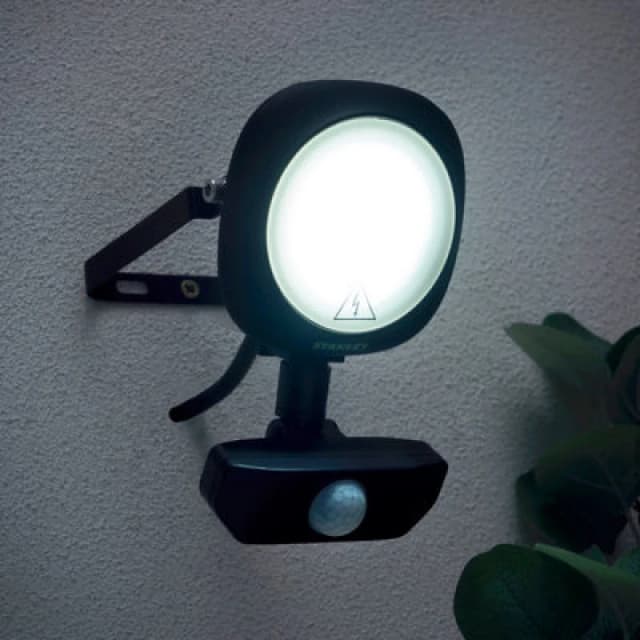 Stanley Black Mains-Powered Cool Daylight LED Pir Slimline Floodlight 900Lm