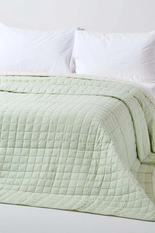 Homescapes Cotton Quilted Reversible Bedspread in Green Size: Double Green Unisex Double