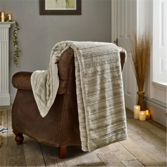 The Lyndon Company The Lyndon Company Chatsworth Soft Faux Fur 130x170cm Luxury Throw in Fawn Size: 130cm x 170cm Fawn 130cm x 170cm Unisex 50549901