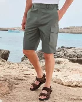 Cotton Traders Mens Wanderer Shorts in Green