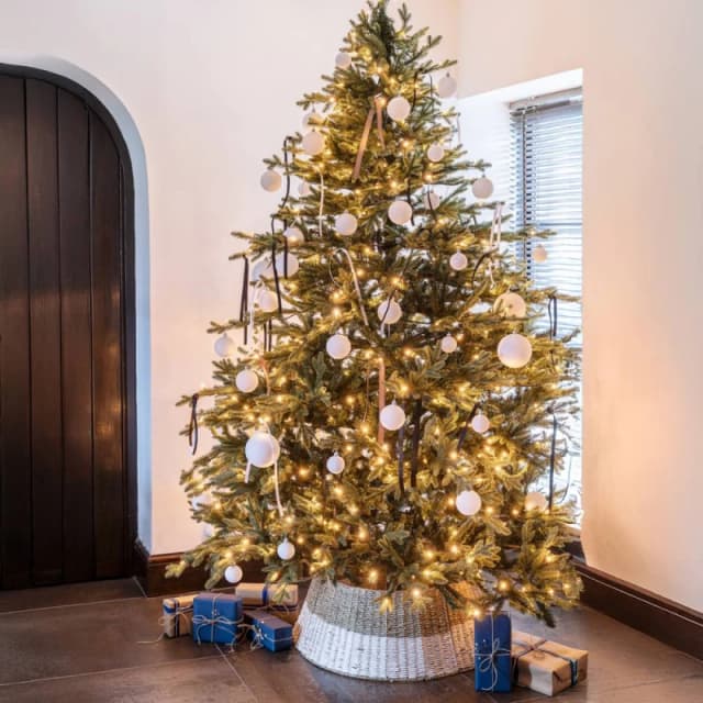 Ivyline Round Foldable Diamond Wicker Tree Skirt - L70 X W70 X H26cm - Orange