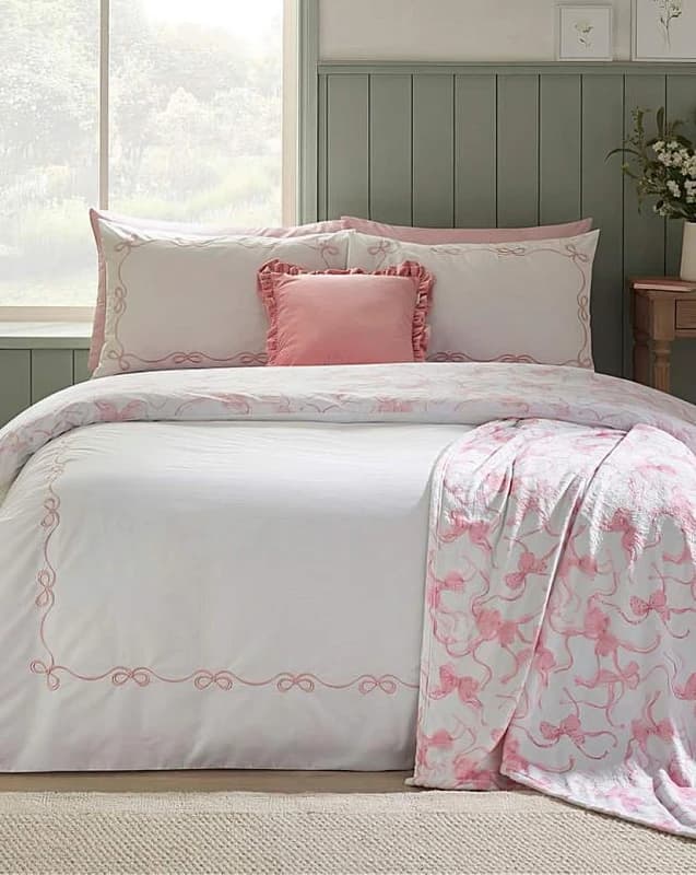 Catherine Lansfield Catherine Lansfield 'Bow Embroidery' Duvet Cover Set in Pink Size: King Pink King Unisex 5057681186719