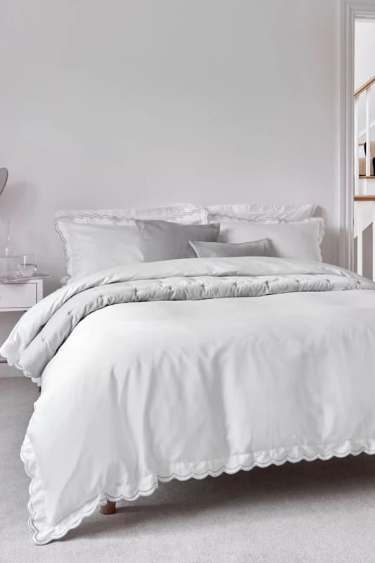 Christy CHRISTY Scallop Edge Cotton Sateen Duvet Sets in Grey Size: Double Grey Double Unisex 5057241247348