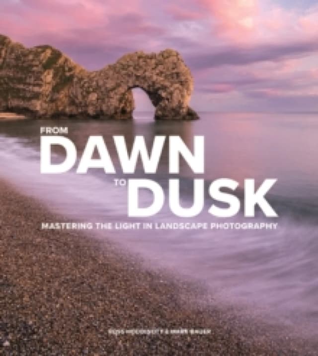 From Dawn to Dusk : Mastering the Light in Landscape Photography Paperback / softback