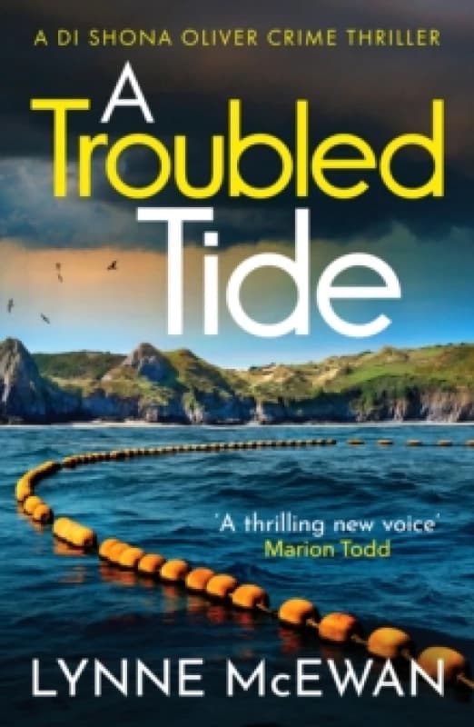 A Troubled Tide : A gripping police procedural from an exciting new voice in Scottish crime Paperback / softback