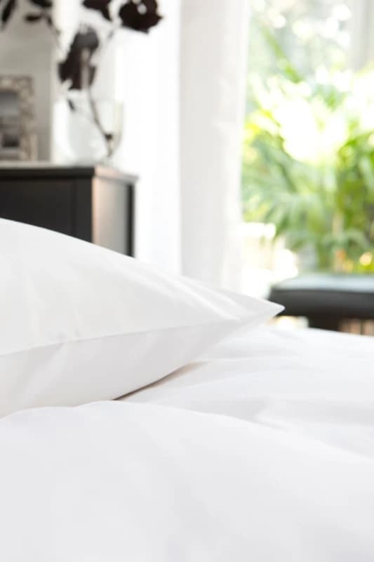 The Lyndon Company The Lyndon Company 400 Thread Count Sateen Housewife Pillowcase in White White One Size Unisex 5054465896017