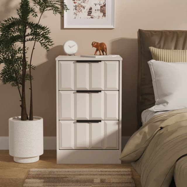 Welcome Furniture Welcome Furniutre New York 3 Drawer Bedside - Ready Assembled NYC001KMKM