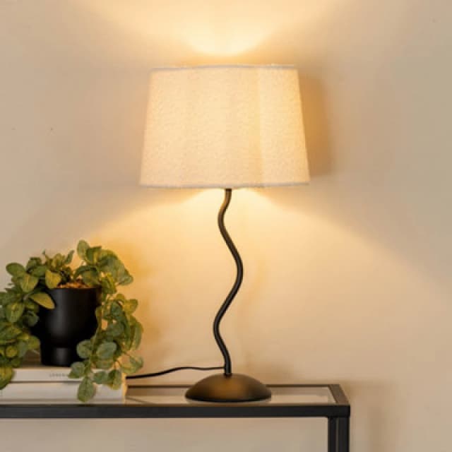 ValueLights Wiggle Black Metal Single Stem Table Lamp with Cream Boucle Scallop Lamp Shade Black