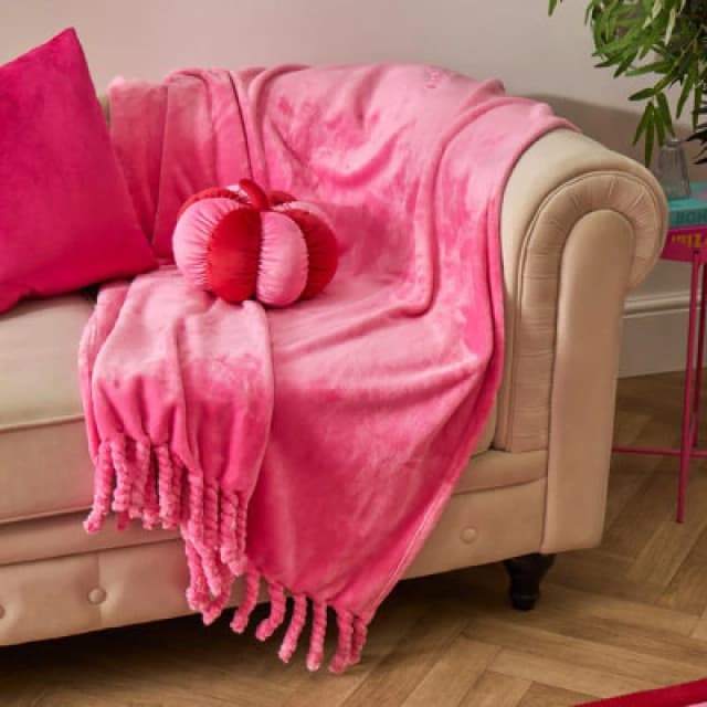 OHS OHS Ultra Soft Tassel Fleece Throw Lightweight Fluffy Blanket in Bright Pink Size: 120cm x 150cm Bright Pink 120cm x 150cm Unisex 5027434227617