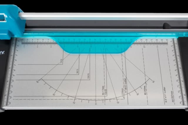 Avery Avery Multi-Cut 4-In-1 Paper Trimmer A4 4X1TR4 4X1TR4