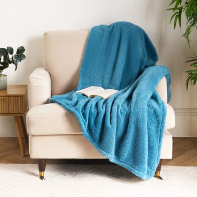 OHS OHS Large Teddy Fleece Throw Blanket in Mid Blue Size: 125cm x 150cm Mid Blue 125cm x 150cm Unisex 5027434227297