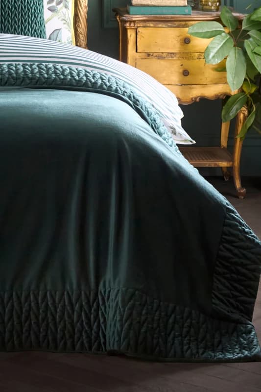 Laurence Llewelyn-Bowen Laurence Llewelyn-Bowen 'Siena' Quilted Velvet Bedspread in Bottle Green Bottle Green One Size Unisex 5056734225863