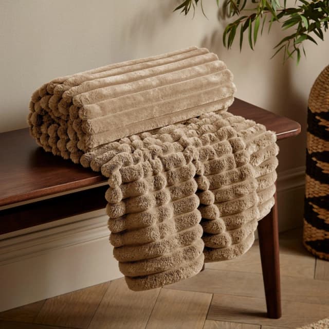 Catherine Lansfield Catherine Lansfield 'Cosy Ribbed' Blanket Throw in Natural Size: 130cm x 170cm Natural 130cm x 170cm Unisex 5057681145594