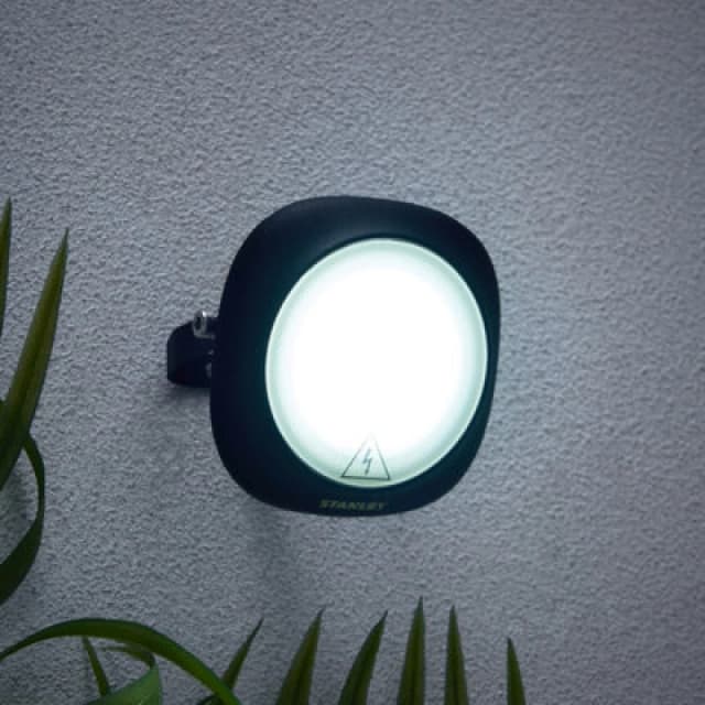 Stanley Black Mains-Powered Cool Daylight LED Without Sensor Slimline Floodlight 900Lm