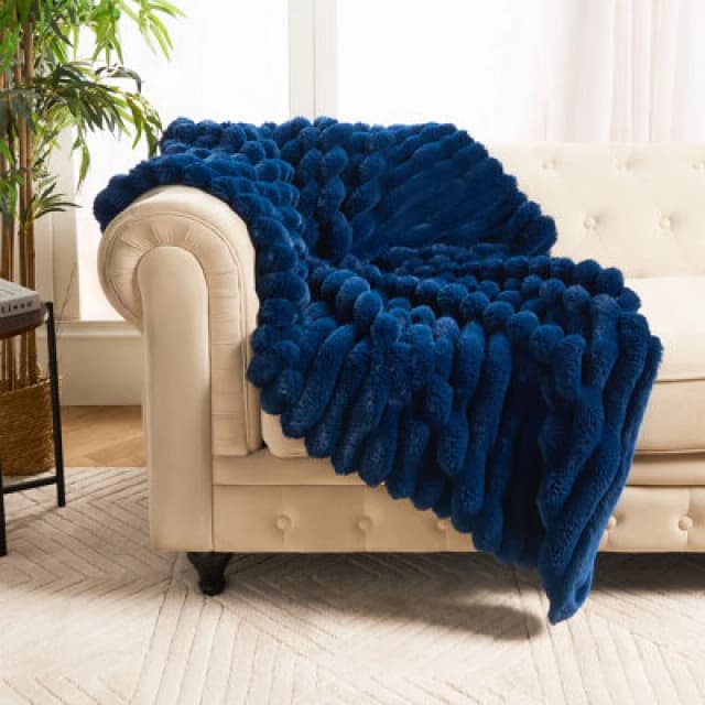 OHS OHS Jumbo Faux Fur Fleece Throw Ribbed Fluffy Blanket in Navy Size: 120cm x 150cm Navy 120cm x 150cm Unisex 5027434233960