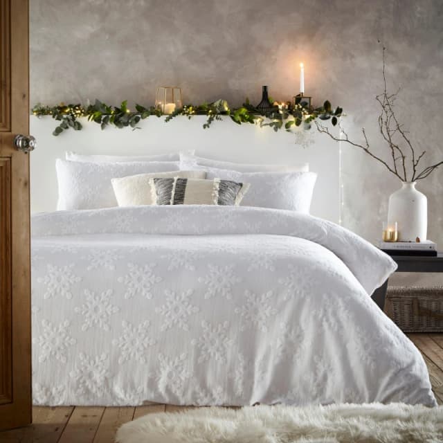 Furn Furn Snowflake Tufted 100% Cotton Duvet Cover Set in White Size: Super King White Super King Unisex 5025532751553