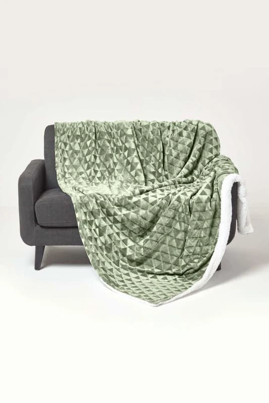 HOMESCAPES Homescapes - Sage Green Geometric Triangle Velvet Throw 200 x 230cm SF2307C