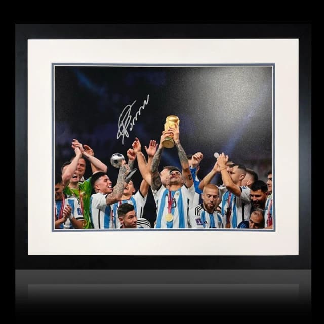 The Fan Cave Cristian Romero Signed Argentina Deluxe Mount Fram Blue unisex 550x450mm