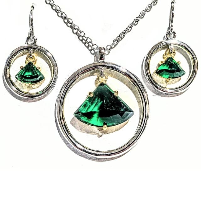 Notes From The Heart A beautiful green crystal pendant and earring set. Silver unisex One Size