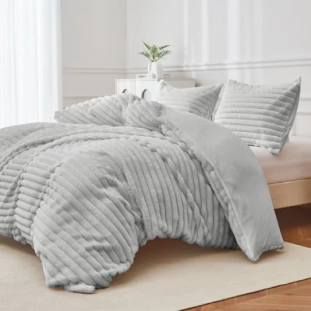 Ezysleep Ezysleep Super Soft Luxury Faux Fur Stripe Duvet in Silver Size: Double Silver Double Unisex 0721545366726