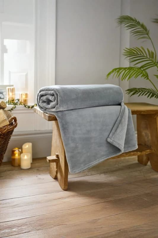 The Lyndon Company The Lyndon Company Luxury Coco Touch Flannel Throw 140x180cm - Ultra Soft Blanket in Grey Size: 140cm x 180cm Grey 140cm x 180cm