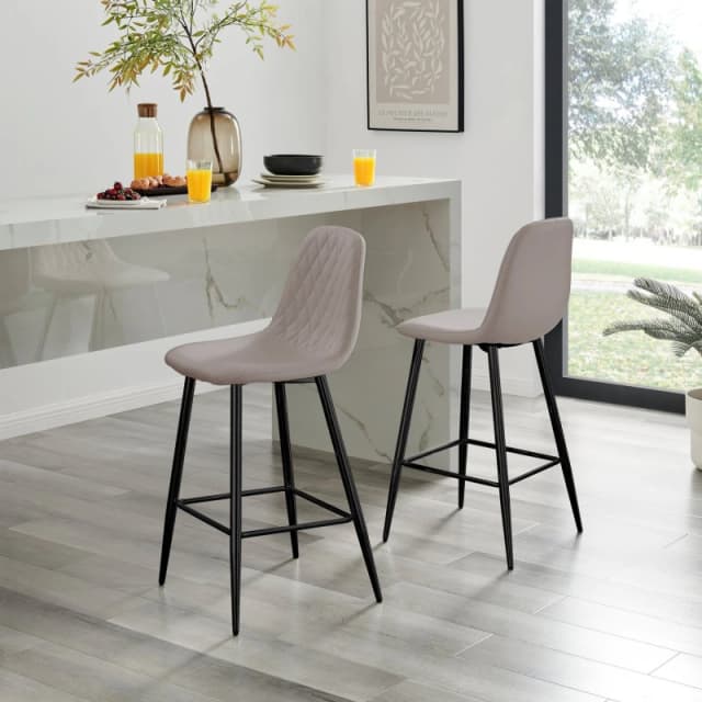 FurnitureboxUK FurnitureboxUK Corona Set of 2 Bar Stools - Faux Leather Bar Chair With Black Legs - Kitchen Island Stool in Beige Beige One Size Unise