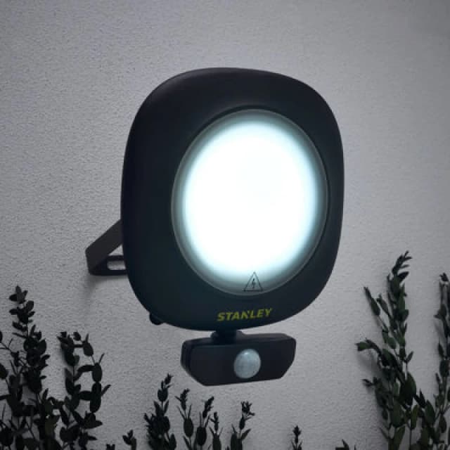 Stanley Round Floodlights Black Mains-Powered Cool Daylight LED Pir Slimline Floodlight 4500Lm