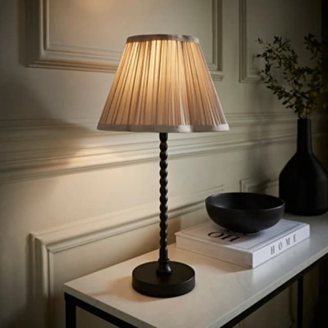 ValueLights ValueLights Maeve Pleated Faux Silk Scallop Shade Matte Black Bobbin Table Lamp with Bulb in Light Grey Light Grey One Size Unisex 5059406