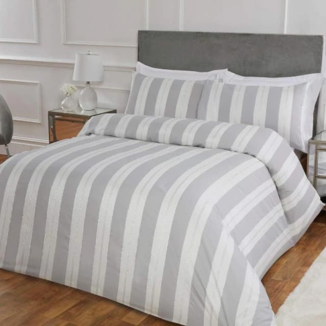 Smart Living Smart Living Luxury Hotel Quality Lurex Stripe Jacquard Duvet Cover with Pillowcases in Silver Size: Double Silver Double Unisex 505624