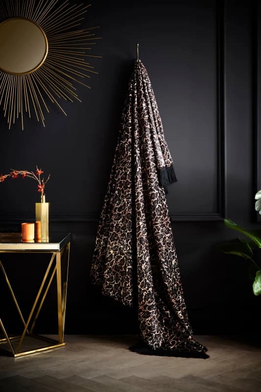 Laurence Llewelyn-Bowen Laurence Llewelyn-Bowen 'Josephine' Leopard Print Velvet Throw in Gold Size: 130cm x 180cm Gold 130cm x 180cm Unisex 5056734