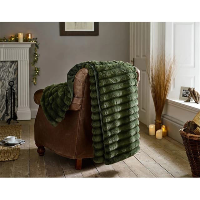 The Lyndon Company The Lyndon Company Kenwood Luxury 130x170cm Throw - Super Soft 460gsm Plush Faux Fur with Velvety Reverse in Dark Green Size: 130