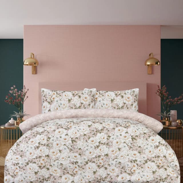 Smart Living Smart Living Luxury Soft Reversible Elegant Blooms Complete Bedding Set in Pink Size: Double Pink Double Unisex 5056557583157