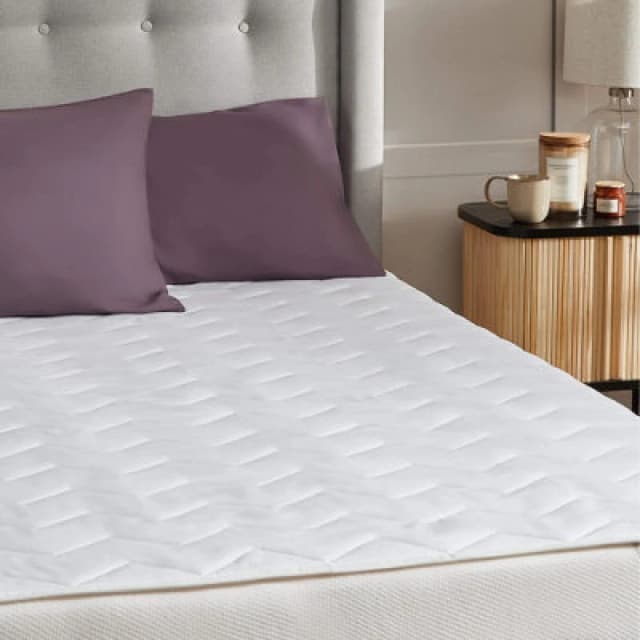 Silentnight Deep Sleep Mattress Protector with Straps Deep Fitted Soft Quilted Mattress Pad Cover Machine Washable Hypoallergenic Bed Protector