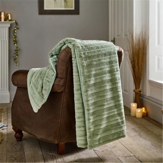 The Lyndon Company The Lyndon Company Chatsworth Soft Faux Fur 130x170cm Luxury Throw in Green Size: 130cm x 170cm Green 130cm x 170cm Unisex 505499