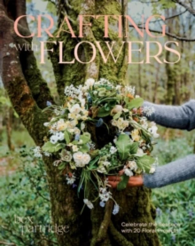 Crafting with Flowers : Celebrate the Seasons with 20 Floral Projects Paperback / softback