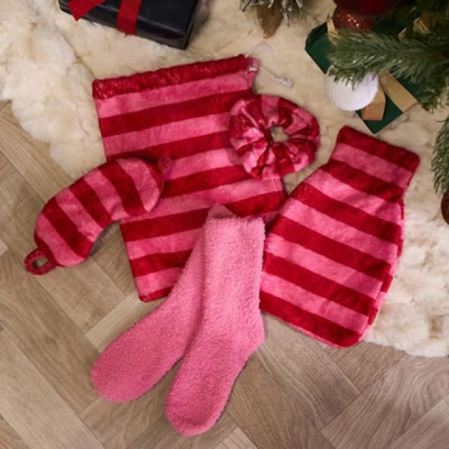 OHS OHS Print Hot Water Bottle Gift Set Includes Socks Eye Mask Scrunchie in Bright Pink Bright Pink One Size Unisex 5027434220274