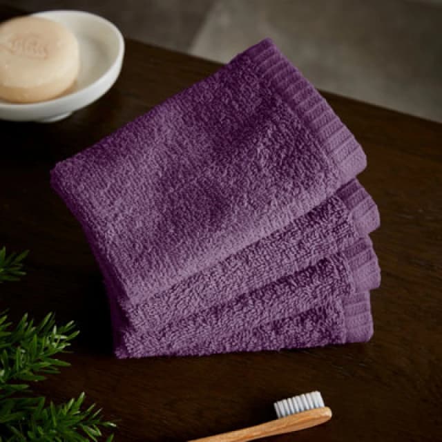 Catherine Lansfield Catherine Lansfield 'Quick Dry' Face Cloth 4 Pack in Plum Size: Face Towel Plum Face Towel Unisex 5057681152394