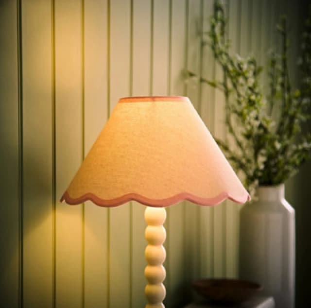 ValueLights Florie Natural Linen Small Tapered Scallop Pastel Trim Lamp Shade & LED Bulb Pink unisex
