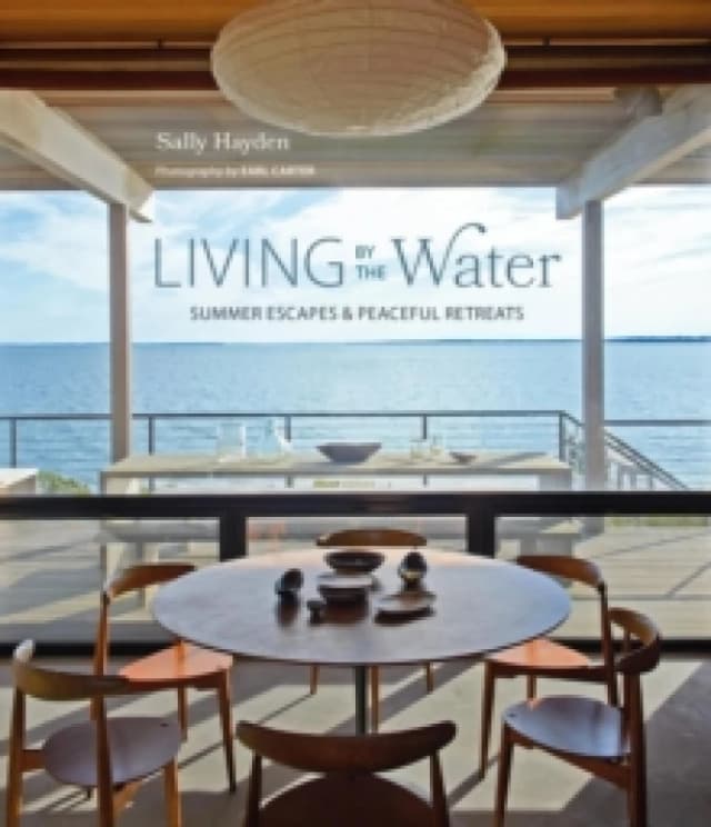 Living by the Water : Summer Escapes and Peaceful Retreats Hardback