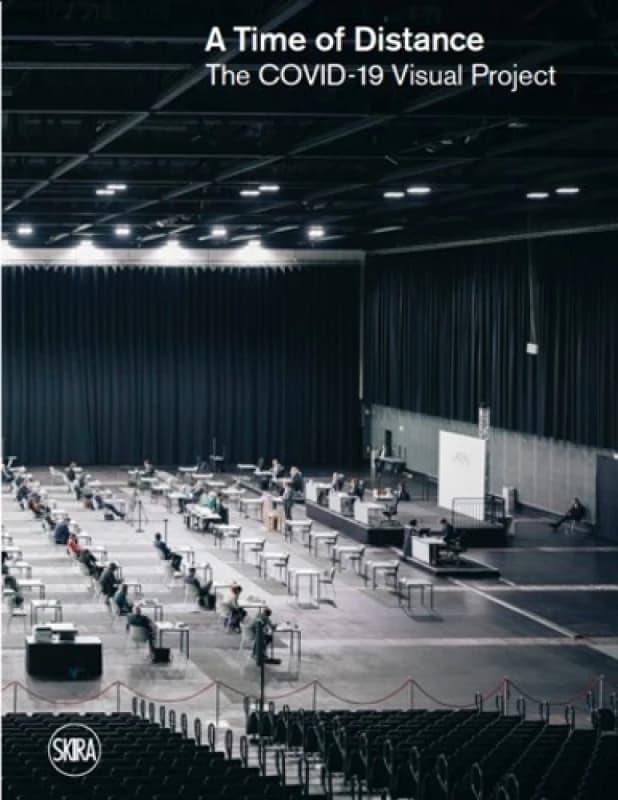 A Time of Distance : The COVID-19 Visual Project Hardback