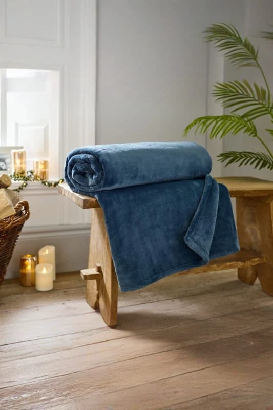The Lyndon Company The Lyndon Company Luxury Coco Touch Flannel Throw 140x180cm - Ultra Soft Blanket in Navy Size: 140cm x 180cm Navy 140cm x 180cm