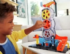 Hot Wheels City Super Twist Tyre Shop Playset and Car