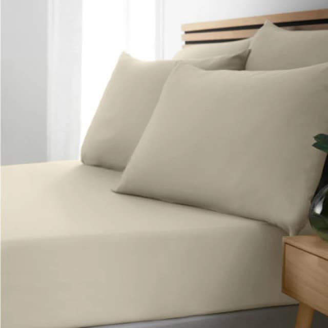 Catherine Lansfield Catherine Lansfield 'So Soft Easy Iron' Fitted Sheet in Natural Size: Double Fitted Natural Double Fitted Unisex 5057681138084