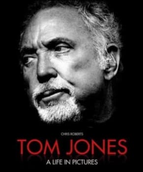 Tom Jones by Chris Roberts Paperback