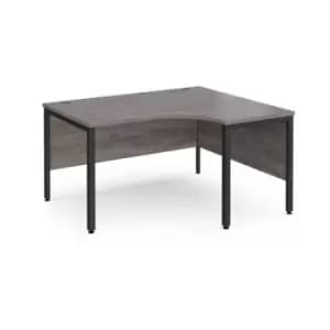 Maestro 25 right hand ergonomic desk 1400mm wide - Black bench leg frame and grey oak top