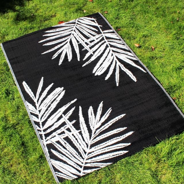 Dreams & Drapes 'Tahiti' Large Leaf Design UV Resistant Outdoor Rug Black