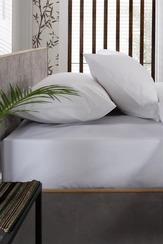 The Lyndon Company The Lyndon Company 200 Thread Count Sateen Housewife Pillowcase Pair in White White One Size Unisex 5054990057211