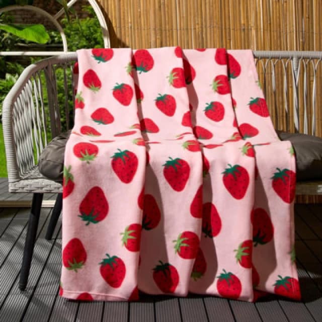 OHS OHS Strawberry Fleece Throw Over Bed Blanket Picnic Travel Warm Chair Sofa Bedspread in Light Pink Size: 120cm x 150cm Light Pink 120cm x 150cm