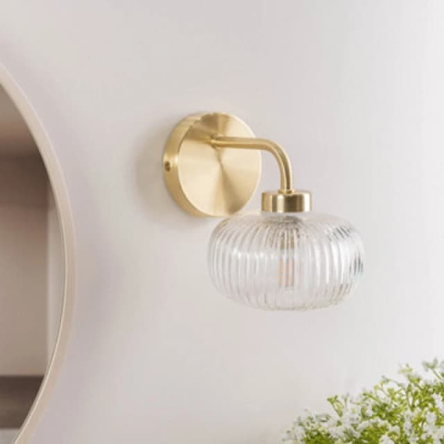 ValueLights Amaia Gold IP44 Bathroom Clear Ribbed Glass Wall Light with LED Bulb Gold unisex